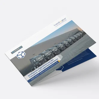 Mockup einer Success Story Broschüre der translogica GmbH mit dem Titel „Intelligente Digitalisierung des Transport- und Lagermanagements“ und Foto einer LKW-Flotte vor einer Lagerhalle – professionelle Referenz zur digitalen Logistiklösung für Speditionen und Transportunternehmen.