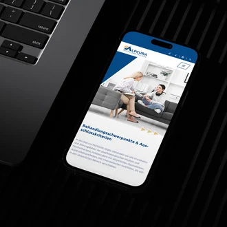 Smartphone auf dunkler Oberfläche zeigt Fachbereichsseite der Alpcura Fachklinik Allgäu mit Infos zu Behandlungsschwerpunkten und Ausschlusskriterien.