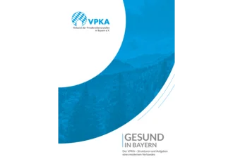 Titelseite der VPKA-Broschüre „Gesund in Bayern“ mit stilisierter Alpenlandschaft in Blau, modernem Design und Logo des Verbands der Privatkrankenanstalten in Bayern e. V. – visuelle Einführung in Aufgaben und Strukturen des Gesundheitsverbands.