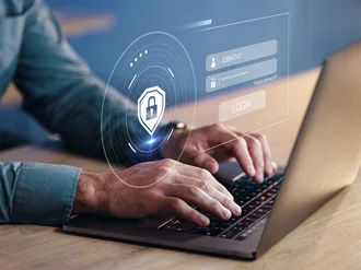 Ein Mann tippt auf einem Laptop, während ein holografisches Interface mit einem Login-Formular und einem digitalen Sicherheitssymbol (Vorhängeschloss) über dem Bildschirm angezeigt wird – symbolisiert Cybersicherheit und Datenschutz