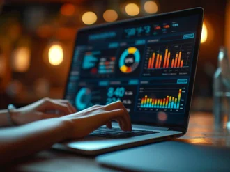 Person arbeitet an einem Laptop mit interaktiven Daten-Dashboards und bunten Diagrammen in moderner Arbeitsumgebung – Fokus auf Datenanalyse, Business Intelligence und digitale Entscheidungsfindung