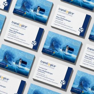 Gestaltete Visitenkarten der translogica GmbH mit Kontaktdaten von Geschäftsführer Marc Pfaffenberger auf der Vorderseite und futuristischer Grafik mit LKW und digitalem Gesicht auf der Rückseite – professionelles Corporate Design für ein innovatives Softwareunternehmen in der Logistikbranche.