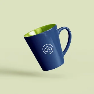 Blaue Tasse mit grüner Innenseite und weißer Bildmarke des Klinikverbunds Allgäu