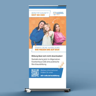 Roll-up-Banner des Allgemeinen Krankenhauses Celle mit drei jungen Menschen, Slogan zur Berufsausbildung und QR-Code für weitere Infos