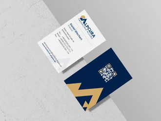 Vorder- und Rückseite einer Visitenkarte der Alpcura Fachklinik Allgäu mit Kontaktdaten, Kliniklogo, QR-Code und goldener grafischer Gestaltung auf dunklem Blau.