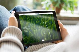 Tablet mit geöffneter Dietenbronner-Website – nachhaltiges Webdesign für regionale Mineralwassermarke mit Fokus auf Umwelt, Naturverbundenheit und Regionalität