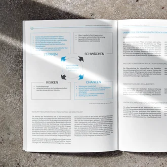 Geöffnete Broschüre mit SWOT-Analyse zur medizinischen Rehabilitation in Bayern sowie ergänzenden Texten zu politischen Zielen, Reha-Budgets und Pflegeaspekten – strukturiertes Informationsmaterial des VPKA zur strategischen Verbandsarbeit im Gesundheitswesen.