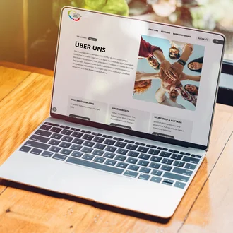 Laptop-Mockup mit der Über uns-Seite des Stadtjugendrings Kempten.