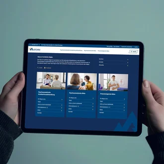 Tablet in Händen zeigt die Website-Navigation der Alpcura Fachklinik Allgäu mit Bereichen für psychosomatische Krankenhausbehandlung, Reha und Pneumologie.