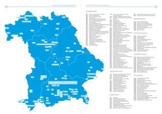 Doppelseite der VPKA-Broschüre mit bayernweiter Standortkarte von Mitgliedskliniken, nummerierten Klinikstandorten und zugehöriger Legende nach Regierungsbezirken (z. B. Oberbayern, Niederbayern, Schwaben), zur Darstellung des flächendeckenden Netzwerks privater Kliniken in Bayern.