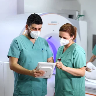 Radiologieteam des DHZM bei der Untersuchung mit moderner Siemens Healthineers CT-Technologie – Patientenversorgung mit digitaler Bildgebung und fachlicher Präzision