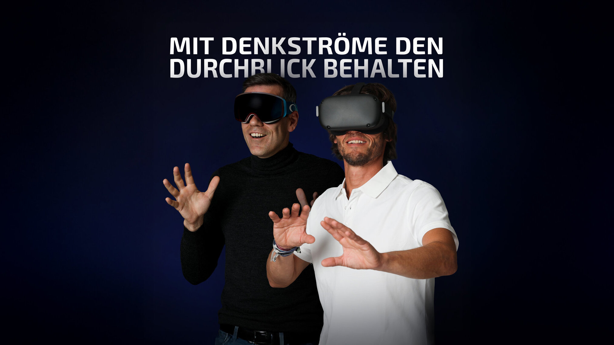 Zwei Personen, die Vordere trägt eine VR-Brille, die hintere eine Ski-Brille. Beide strecken die Hände nach vorn; darüber steht der Slogan „Mit Denkströme den Durchblick behalten“.
