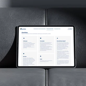 Tablet auf dunklem Ledersofa zeigt digitale Checkliste der Alpcura Fachklinik Allgäu mit Hinweisen zu Anreise, Adressen, persönlichem Bedarf und Aufenthaltsdetails.