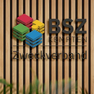 BSZ Mockup Logo vor Holzwand (gerade Ansicht)