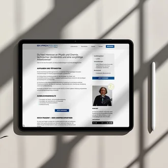 Tablet mit geöffneter Ausbildungsseite von EK-Pack Folien – zu sehen ist die Beschreibung des Ausbildungsberufs „Kunststoff- und Kautschuktechnologe (m/w/d)“ inklusive Aufgaben, Ausbildungsinhalte und Bewerbungsinformationen. Das Gerät liegt auf einem hellen Tisch mit Schattenwurf und Pflanzenblatt im Vordergrund