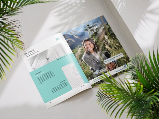 Aufgeschlagene Broschüre mit Recruiting-Anzeige der Fachklinik Allgäu „Gemeinsam Berge überwinden“ neben Projektvorstellung in hellem Setting mit Pflanzen.