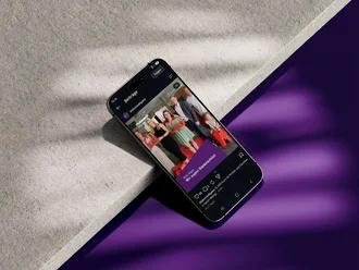 Social-Media-Beitrag der Diakonie Allgäu auf einem Smartphone im Corporate Design