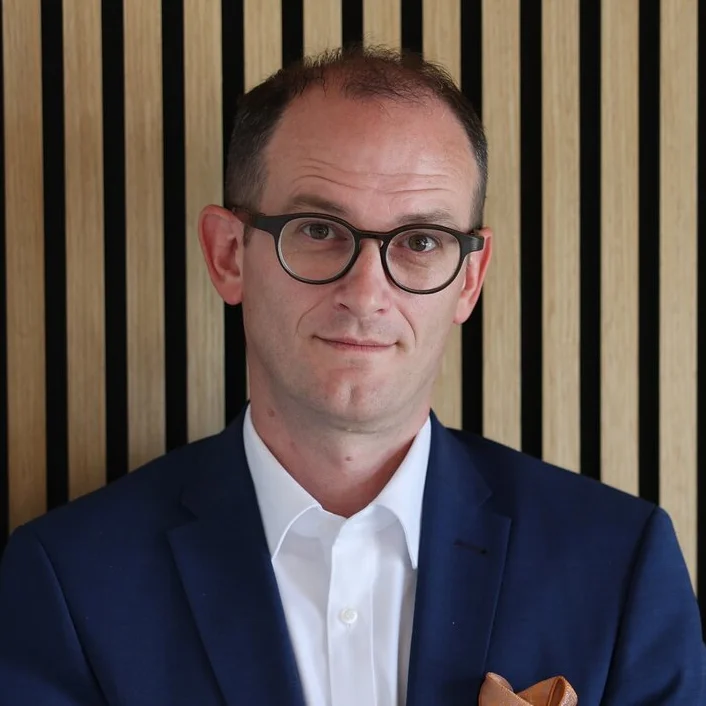 Portraifoto Fabian Schmid, CEO and Chairman of the Management Board von Denkströme