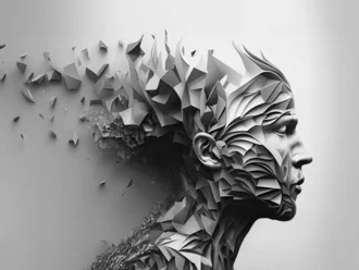 Abstrakter digitaler Kopf aus geometrischen Formen, der sich nach hinten in Partikel auflöst – Symbol für Transformation, Innovation und Zukunft