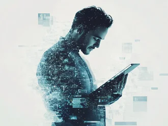 Mann mit Tablet analysiert digitale Daten in futuraler Umgebung – Konzeptbild für Digitalisierung, künstliche Intelligenz und Big Data