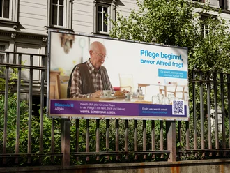 Recruiting-Kampagne der Diakonie Allgäu für Pflegekräfte mit einem Senior beim Frühstück