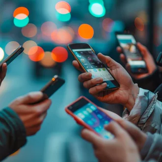 Menschen halten Smartphones in der Hand und interagieren mit Apps in einer belebten Großstadt bei Nacht – Fokus auf digitale Vernetzung, mobile Kommunikation und urbane Technologie