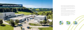 Doppelseite der EK-Pack Folien Ausbildungsbroschüre mit Luftaufnahme des modernen Firmenstandorts im Grünen bei Wiggensbach im Allgäu, begleitet von Unternehmensvorstellung und Nachhaltigkeitsfokus, sowie Icons zu den Bereichen Lebensmittel, Medizin & Pharma und Technik