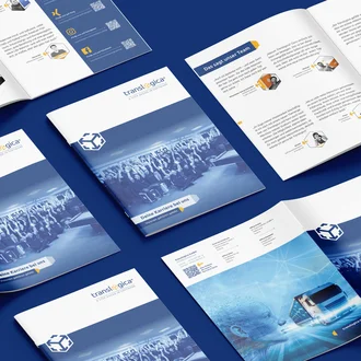 Mehrere aufgeklappte und geschlossene Karrierebroschüren der Firma translogica auf blauem Hintergrund, mit Titelmotiv aus Logistik, Digitalisierung und Teamfoto sowie Einblicken in Unternehmenswerte, Mitarbeitende und Benefits – professionelles Employer-Branding-Material für Recruiting und Personalmarketing.