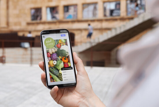 Person hält Smartphone mit Instagram-Story der Wertachkliniken: „Rätsel Freitag“ mit buntem Gemüsekorb. Die Frage „Was ist kein Superfood?“ wird gestellt – zur Auswahl stehen Chiasamen, Goji-Beeren, Erdbeeren und Traubenzucker. Gesundheitsquiz zur Ernährungsbildung auf Social Media.