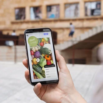 Person hält Smartphone mit Instagram-Story der Wertachkliniken: „Rätsel Freitag“ mit buntem Gemüsekorb. Die Frage „Was ist kein Superfood?“ wird gestellt – zur Auswahl stehen Chiasamen, Goji-Beeren, Erdbeeren und Traubenzucker. Gesundheitsquiz zur Ernährungsbildung auf Social Media.