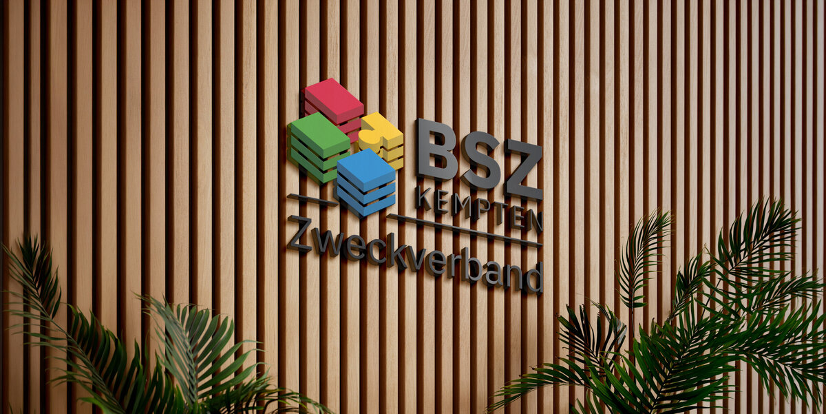 BSZ Mockup Logo vor Holzwand (schräge Ansicht)