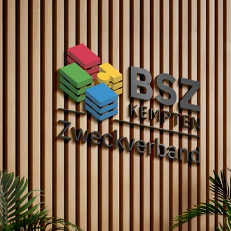 BSZ Mockup Logo vor Holzwand (schräge Ansicht)