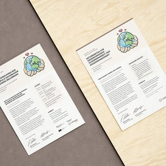 Zwei gedruckte Einladungsschreiben zu Veranstaltungen des Landkreises Oberallgäu mit Fokus auf Klimavorsorge, Katastrophenschutz und Krisenmanagement, illustriert mit einer umarmten Weltkugel.
