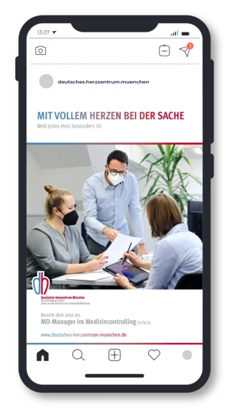Recruiting Instagram-Post des Deutschen Herzzentrums München mit dem Aufruf zur Bewerbung als MD-Manager im Medizincontrolling (m/w/x) – unter dem Slogan „Mit vollem Herzen bei der Sache“ – zeigt ein Team in einem modernen Büro bei der Zusammenarbeit