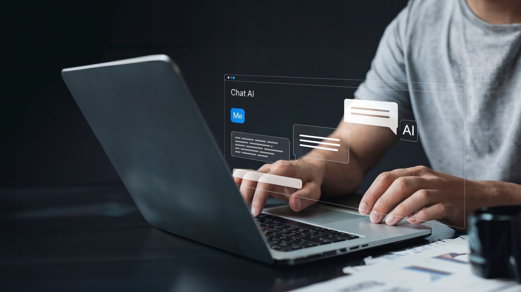 Person tippt auf Laptop und interagiert mit einer künstlichen Intelligenz in einem virtuellen Chatfenster – Darstellung moderner Technologie, AI-Kommunikation und digitaler Assistenz