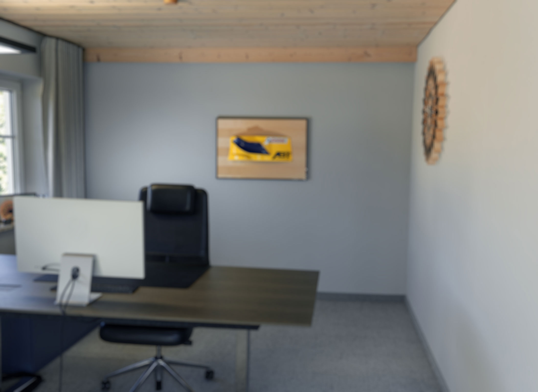 Moderner Arbeitsplatz im Büro von Denkströme mit Schreibtisch, Monitor und graublauer Wand